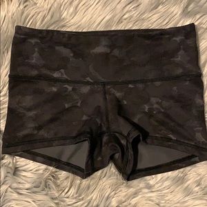 LULULEMON SHORTS: SZ 4